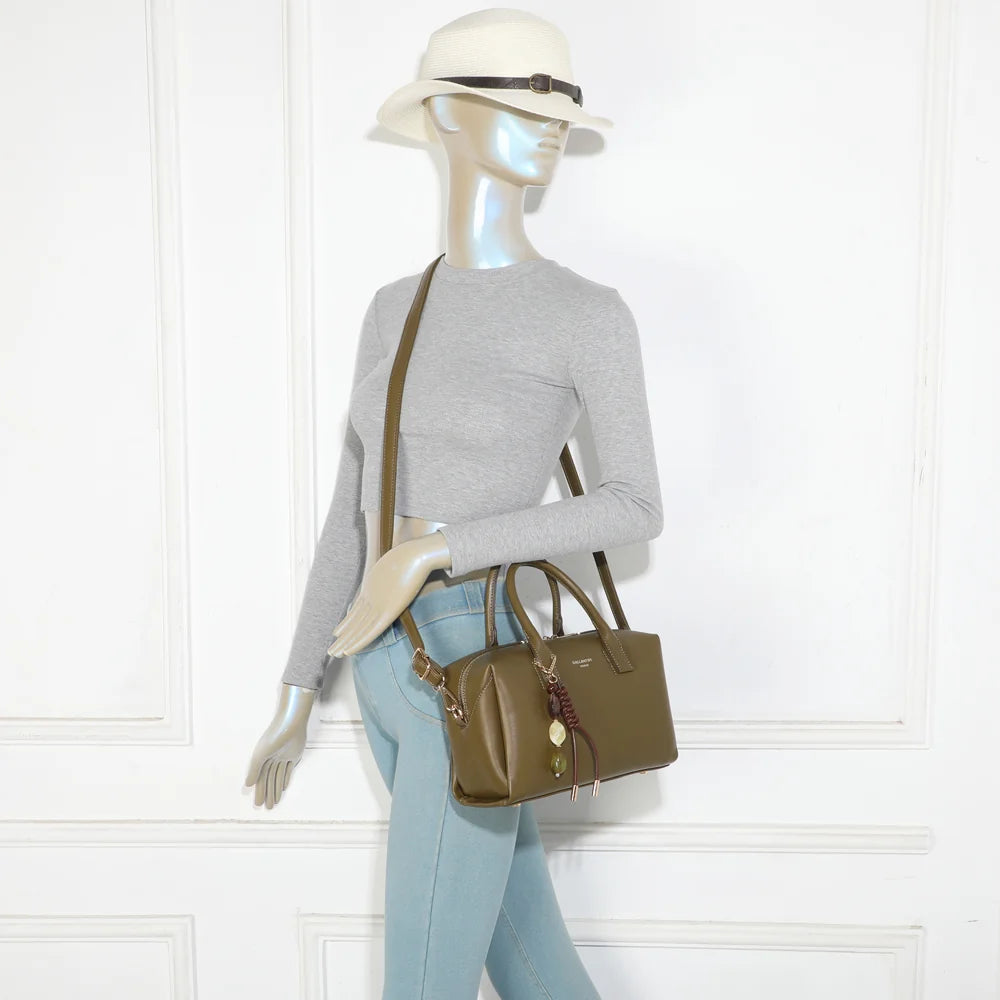Sac à main femme Le Lorian vert foncé porté, à la main ou avec sa bandoulière amovible – réf. R-2069