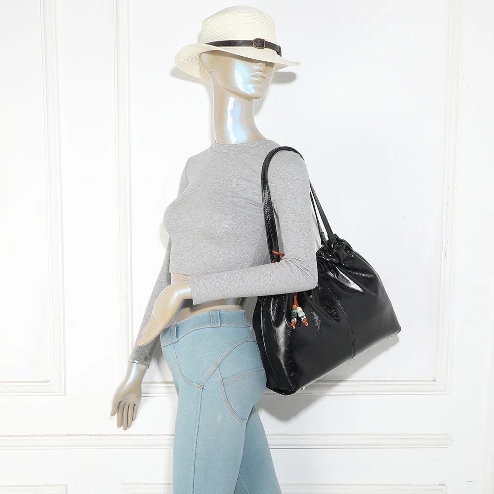 Sac cabas femme Le Mahé noir porté à l’épaule grâce à ses deux anses longues de 27 cm – réf. A-9170
