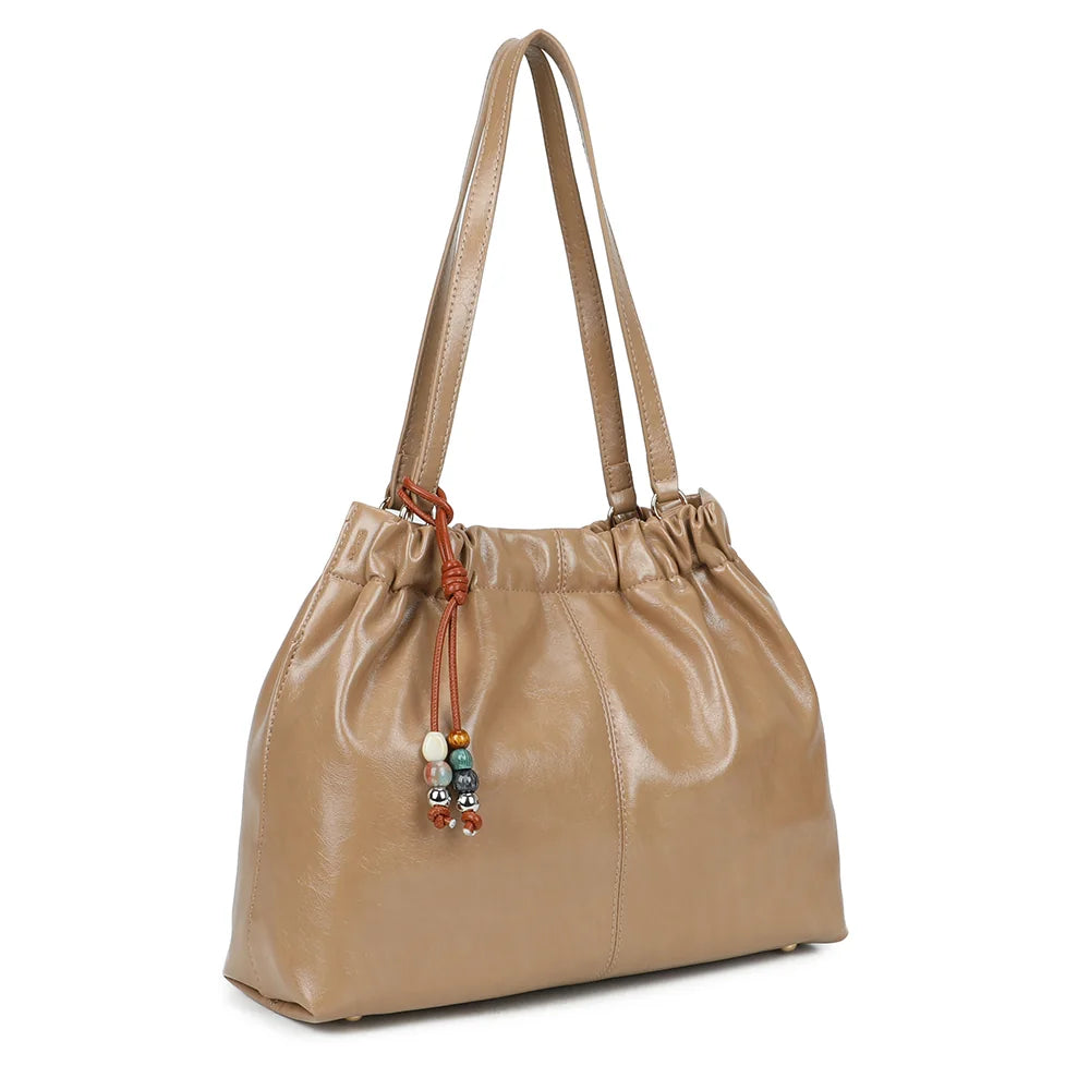 Le Mahé taupe foncé vu de trois-quarts : volume souple, fronces en partie haute et bijou de perles colorées – réf. A-9170