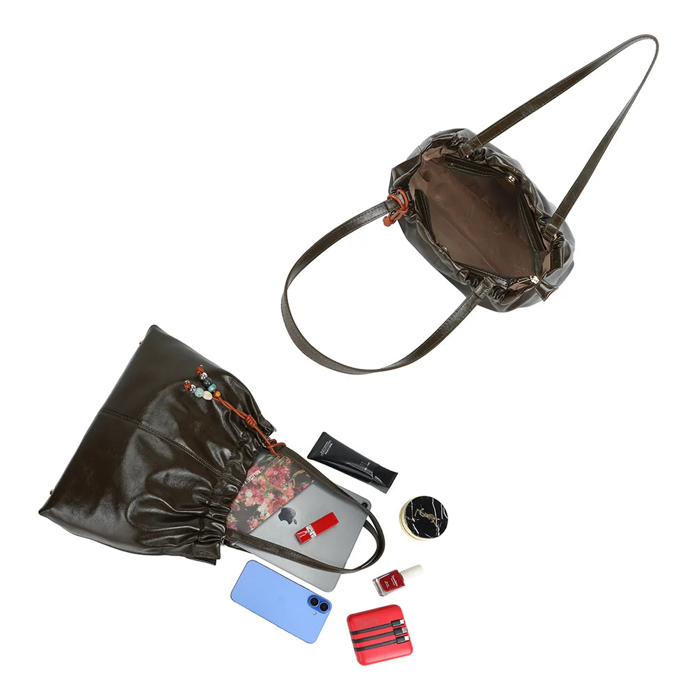 Intérieur du Mahé vert foncé : grand compartiment spacieux qui accueille tablette, téléphone et trousse – réf. A-9170