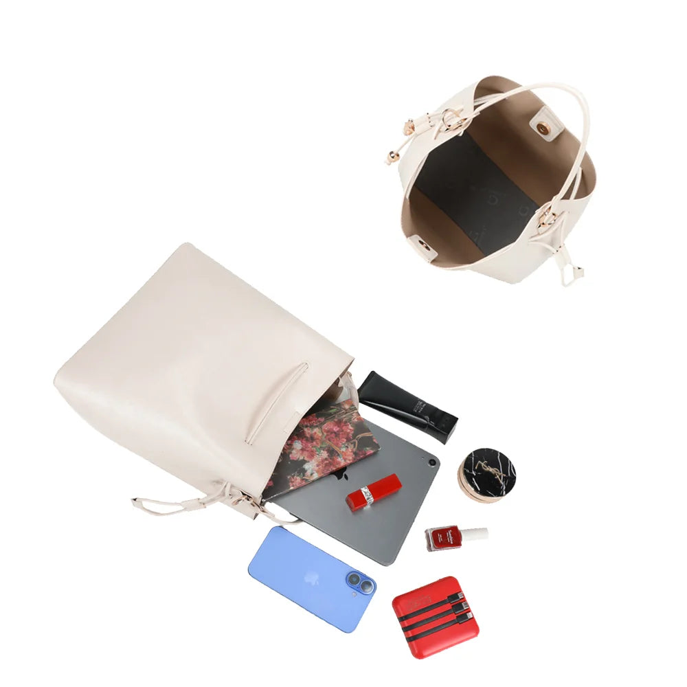 Intérieur du Majestueux beige : grand compartiment qui accueille tablette, carnet, téléphone et trousse – réf. DQ-7500