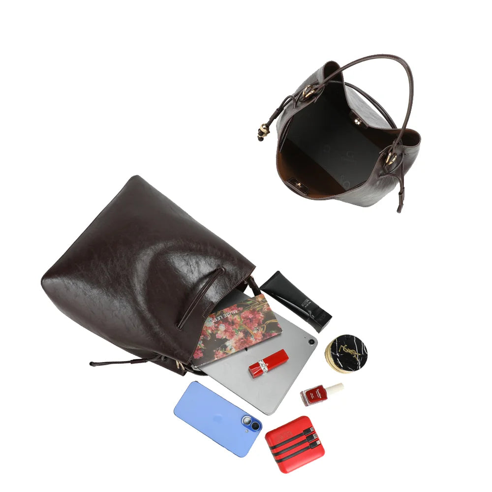 Intérieur du Majestueux café : grand compartiment qui accueille tablette, carnet, téléphone et trousse – réf. DQ-7500