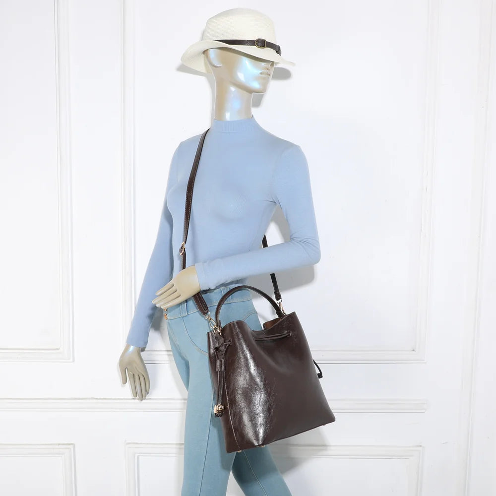 Sac seau femme Le Majestueux café porté à l’épaule avec sa bandoulière réglable – réf. DQ-7500