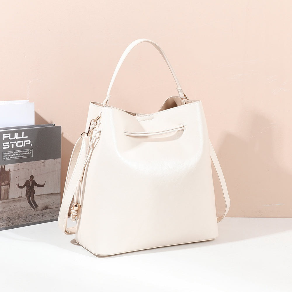 Sac seau femme Le Majestueux beige mis en scène dans un décor – visuel d’ambiance créé avec l’IA – Gallantry Paris