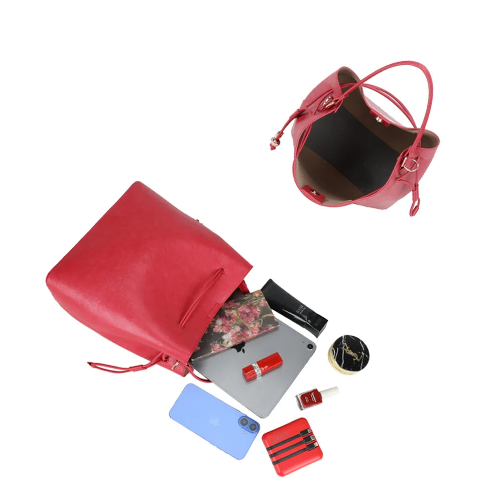 Intérieur du Majestueux rouge : grand compartiment qui accueille tablette, carnet, téléphone et trousse – réf. DQ-7500