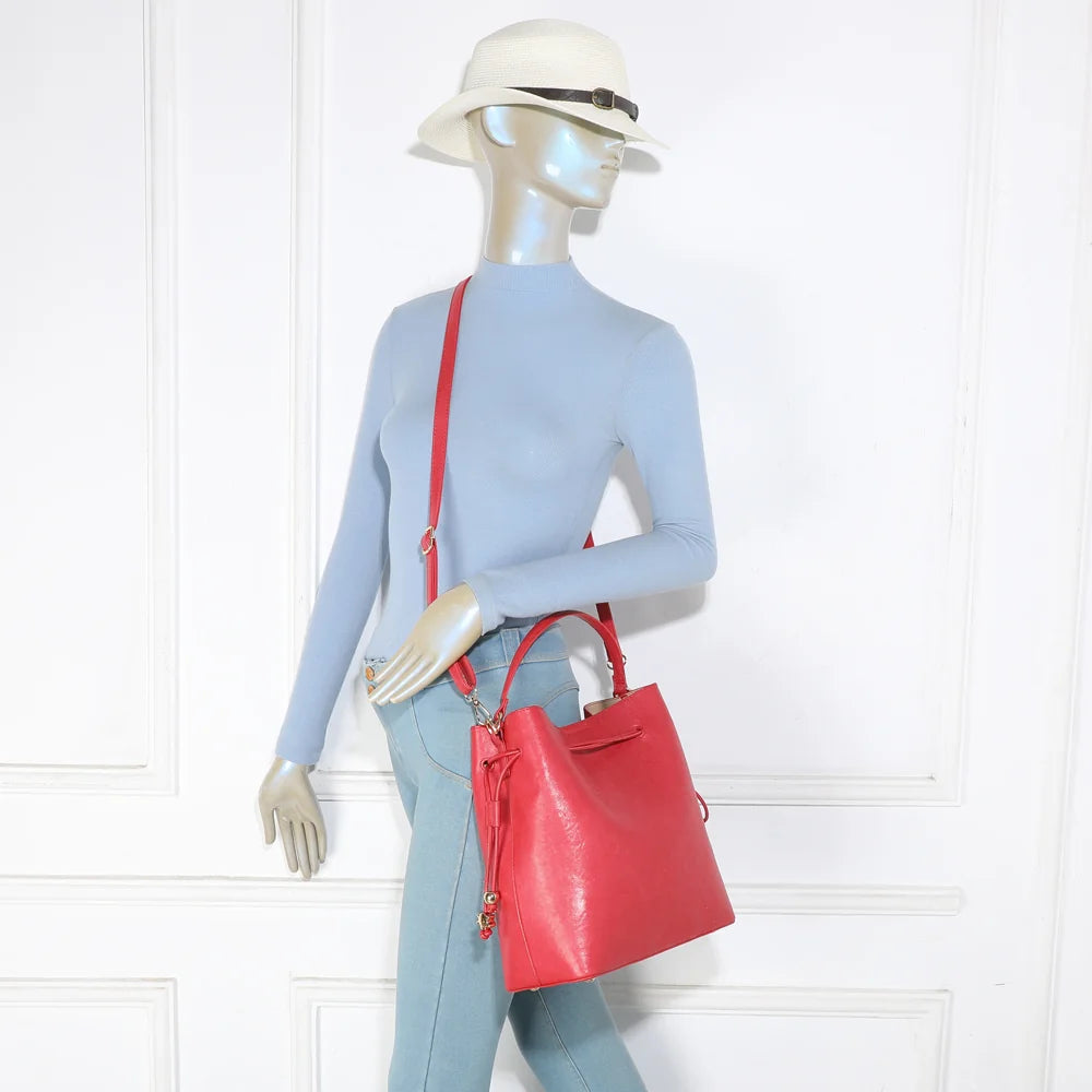 Sac seau femme Le Majestueux rouge porté à l’épaule avec sa bandoulière réglable – réf. DQ-7500