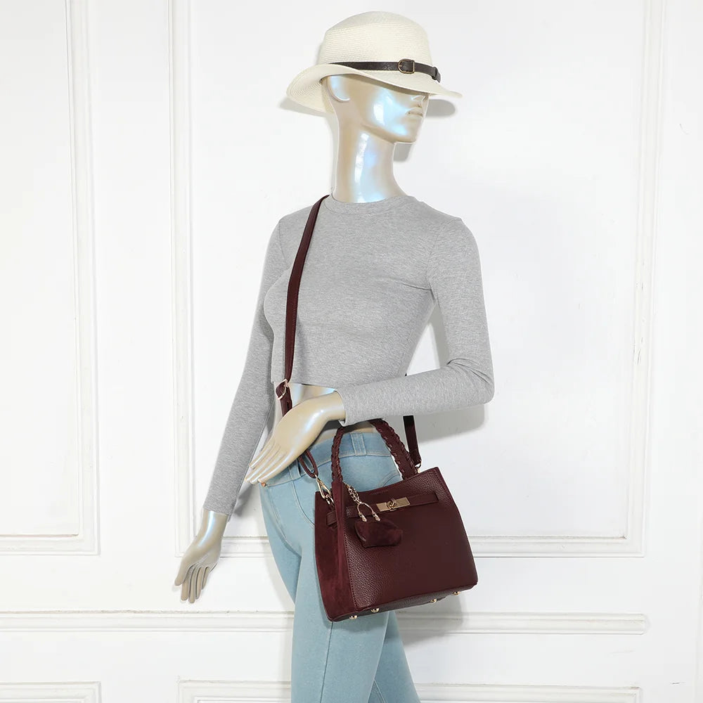 Sac Le Marengo bordeaux porté par une femme, à la main par son anse tressée ou en bandoulière – réf. KJ-62104
