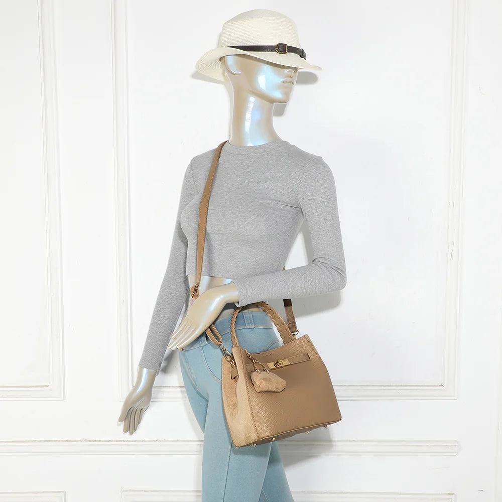 Sac Le Marengo taupe porté par une femme, à la main par son anse tressée ou en bandoulière – réf. KJ-62104