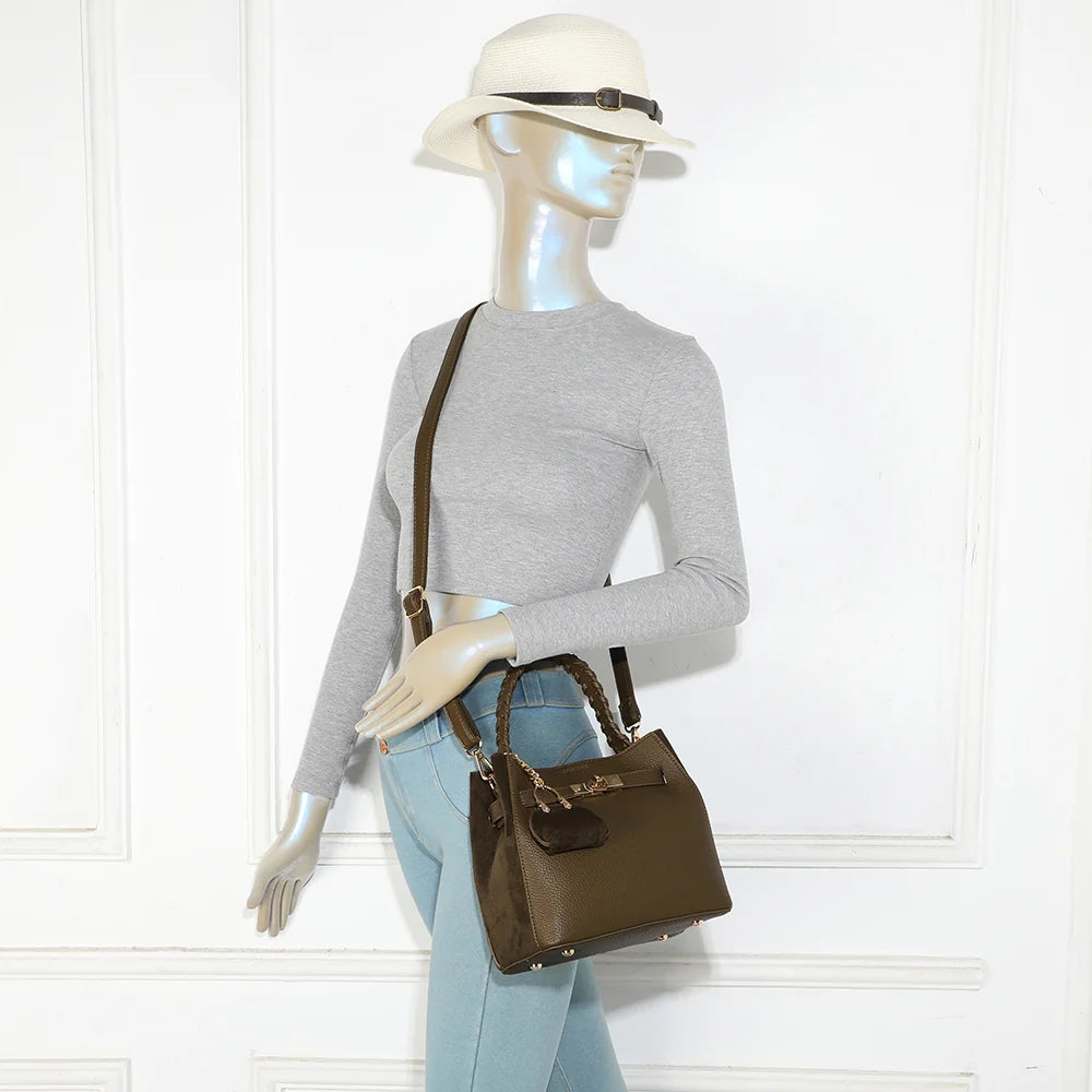 Sac Le Marengo vert foncé porté par une femme, à la main par son anse tressée ou en bandoulière – réf. KJ-62104