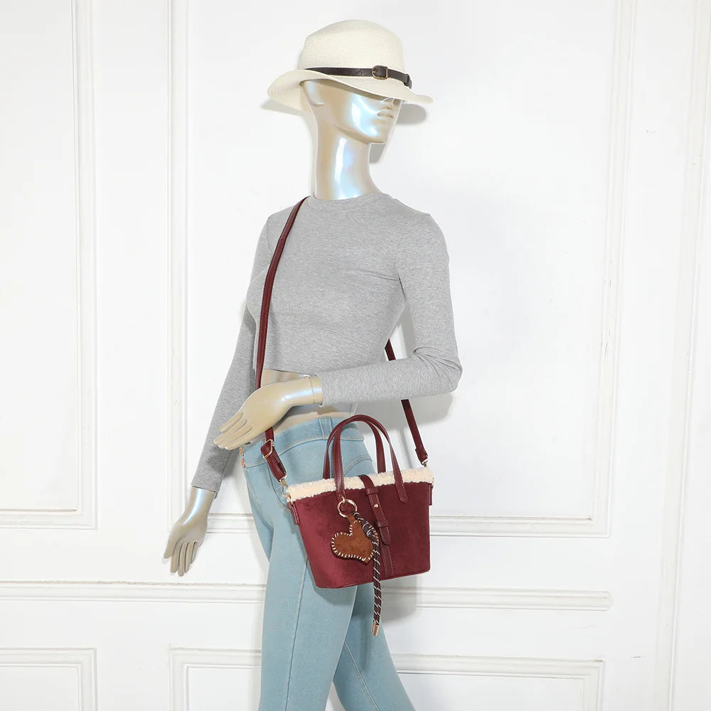 Sac Le Marlon bordeaux porté par une femme, à la main ou à l’épaule grâce à sa bandoulière amovible – réf. A-9173