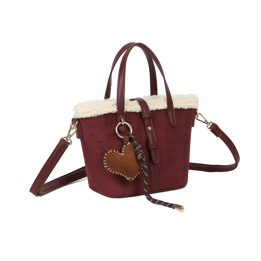 Le Marlon bordeaux vu de trois quarts : silhouette trapèze, patte à boucle et revers douillet façon mouton – réf. A-9173