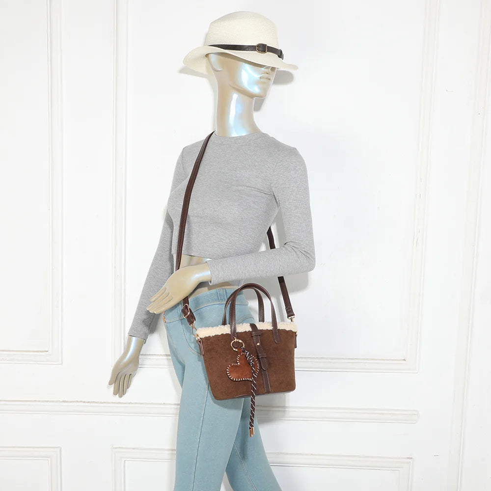 Sac Le Marlon café porté par une femme, à la main ou à l’épaule grâce à sa bandoulière amovible – réf. A-9173