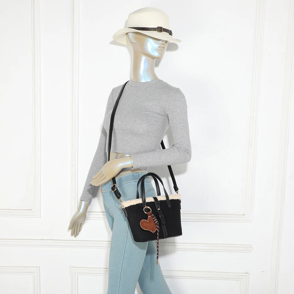 Sac Le Marlon noir porté par une femme, à la main ou à l’épaule grâce à sa bandoulière amovible – réf. A-9173