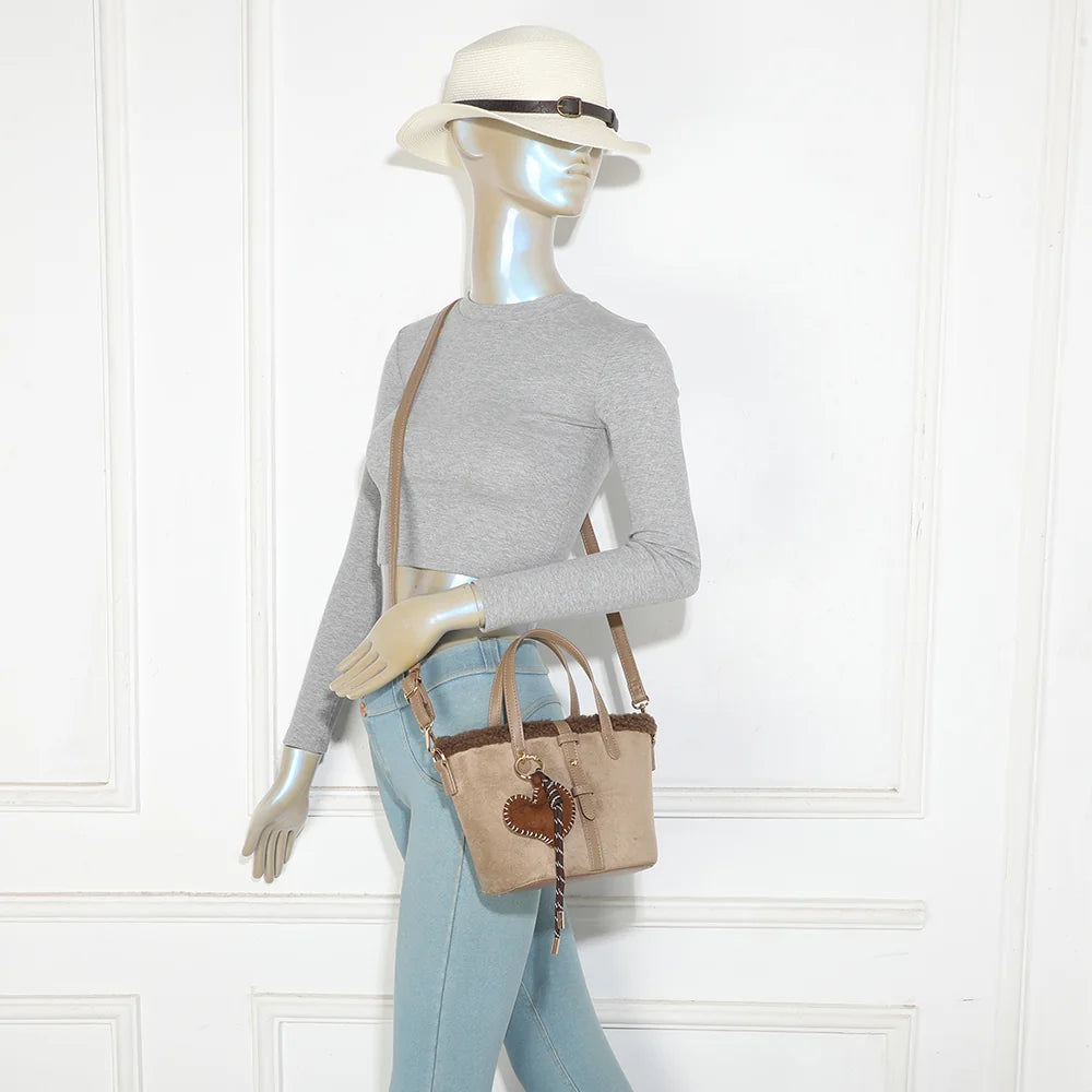 Sac Le Marlon taupe foncé porté par une femme, à la main ou à l’épaule grâce à sa bandoulière amovible – réf. A-9173