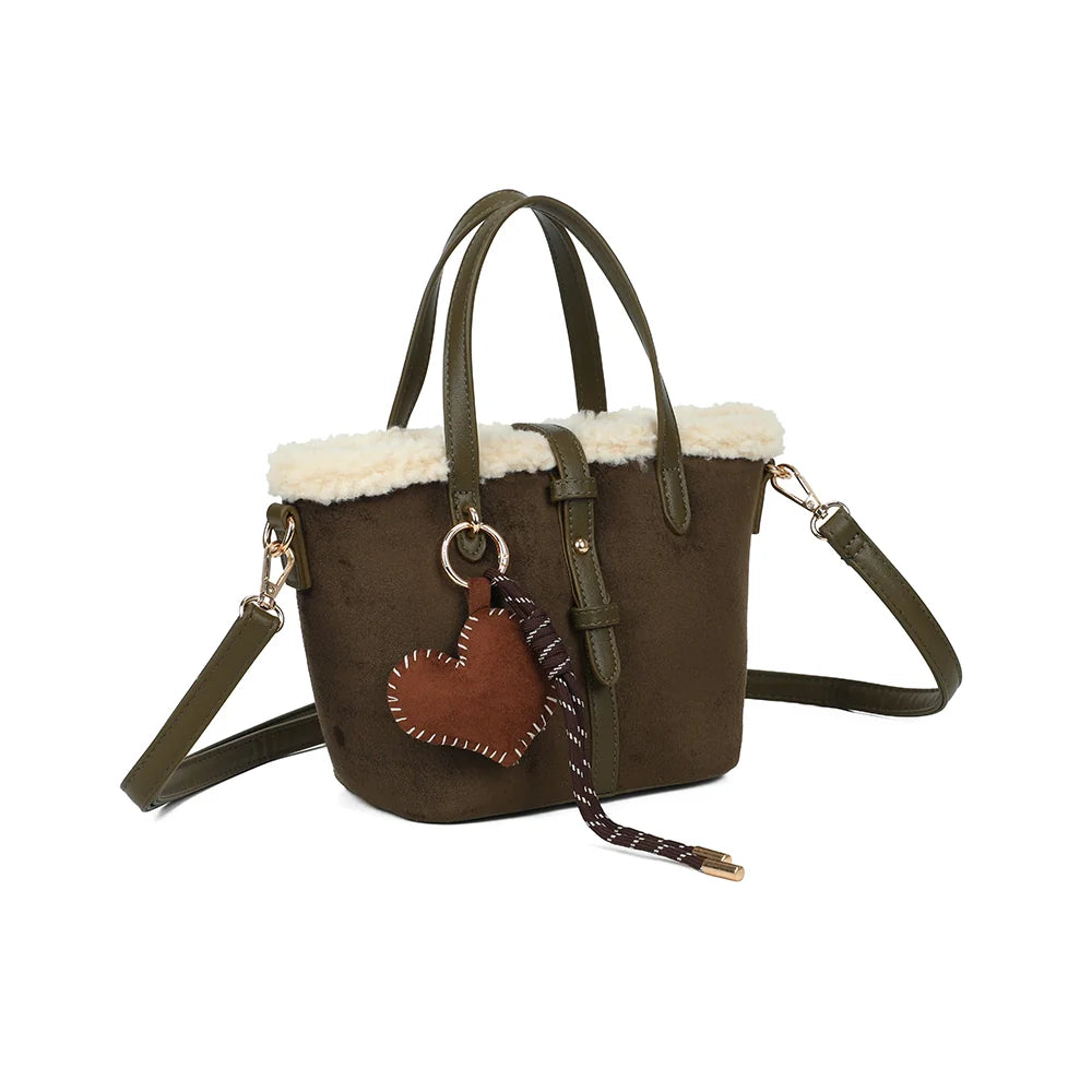 Le Marlon vert foncé vu de trois quarts : silhouette trapèze, patte à boucle et revers douillet façon mouton – réf. A-9173