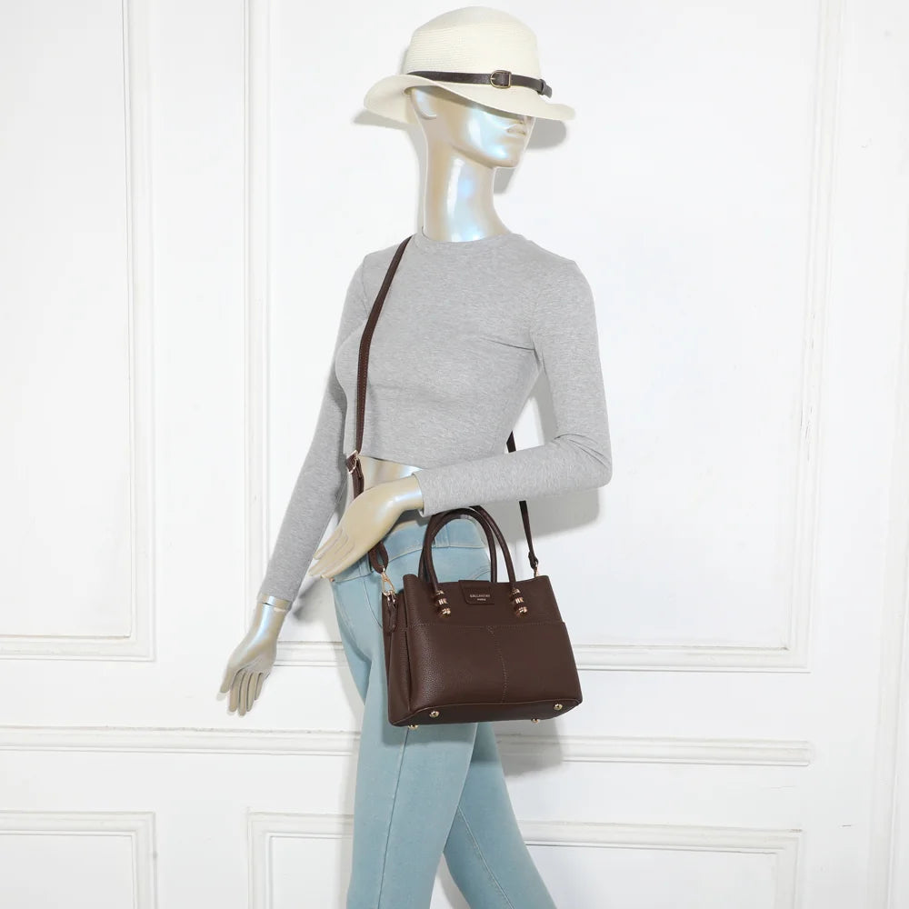 Sac Le Marly coffee porté par une femme, à la main ou en bandoulière grâce à la sangle amovible – réf. KJ-62110