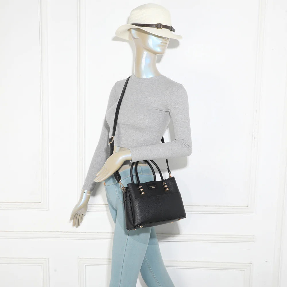 Sac Le Marly noir porté par une femme, à la main ou en bandoulière grâce à la sangle amovible – réf. KJ-62110