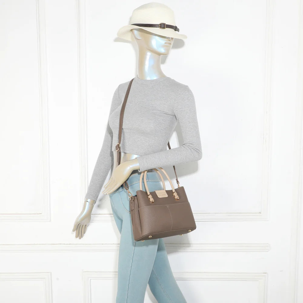 Sac Le Marly taupe/beige porté par une femme, à la main ou en bandoulière grâce à la sangle amovible – réf. KJ-62110