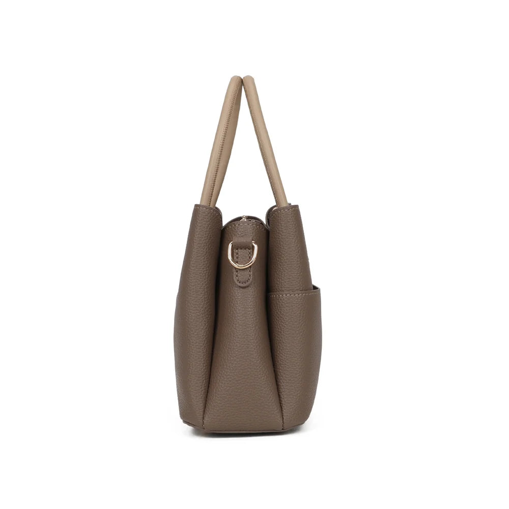Profil du Marly taupe/beige : soufflet latéral et anneau doré pour accrocher la bandoulière amovible – réf. KJ-62110