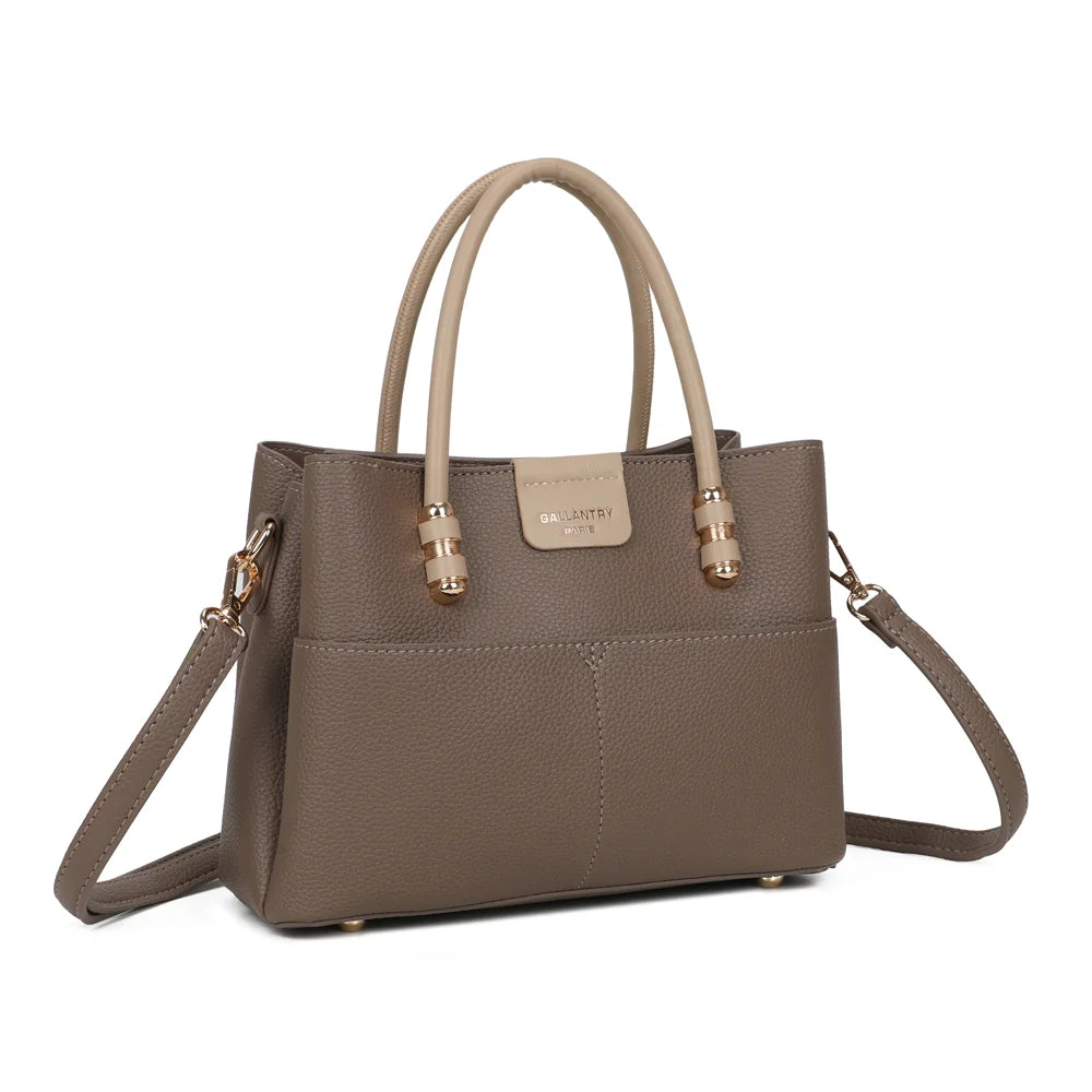Le Marly taupe/beige de trois quarts : anses rondes aux embouts dorés et bandoulière amovible à mousquetons – réf. KJ-62110