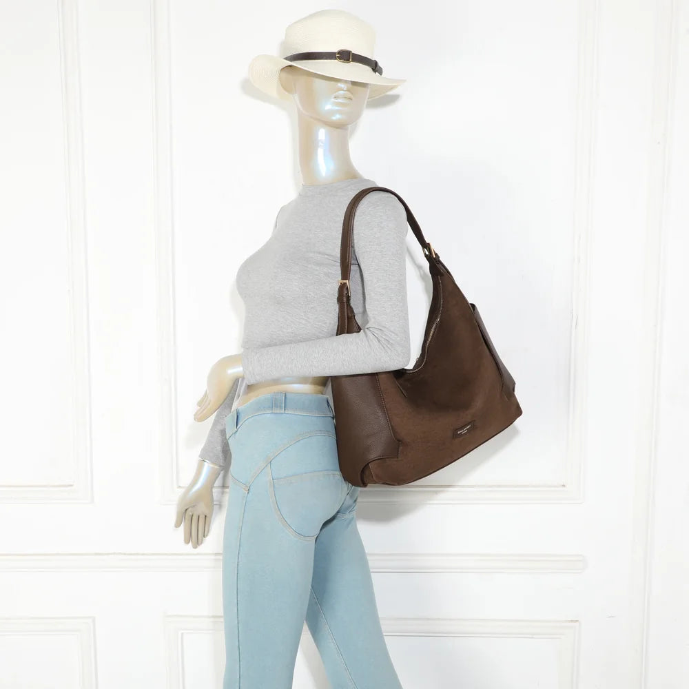 Le Marsala café porté épaule par une femme, anse réglable ajustée à la silhouette – réf. JC-53009