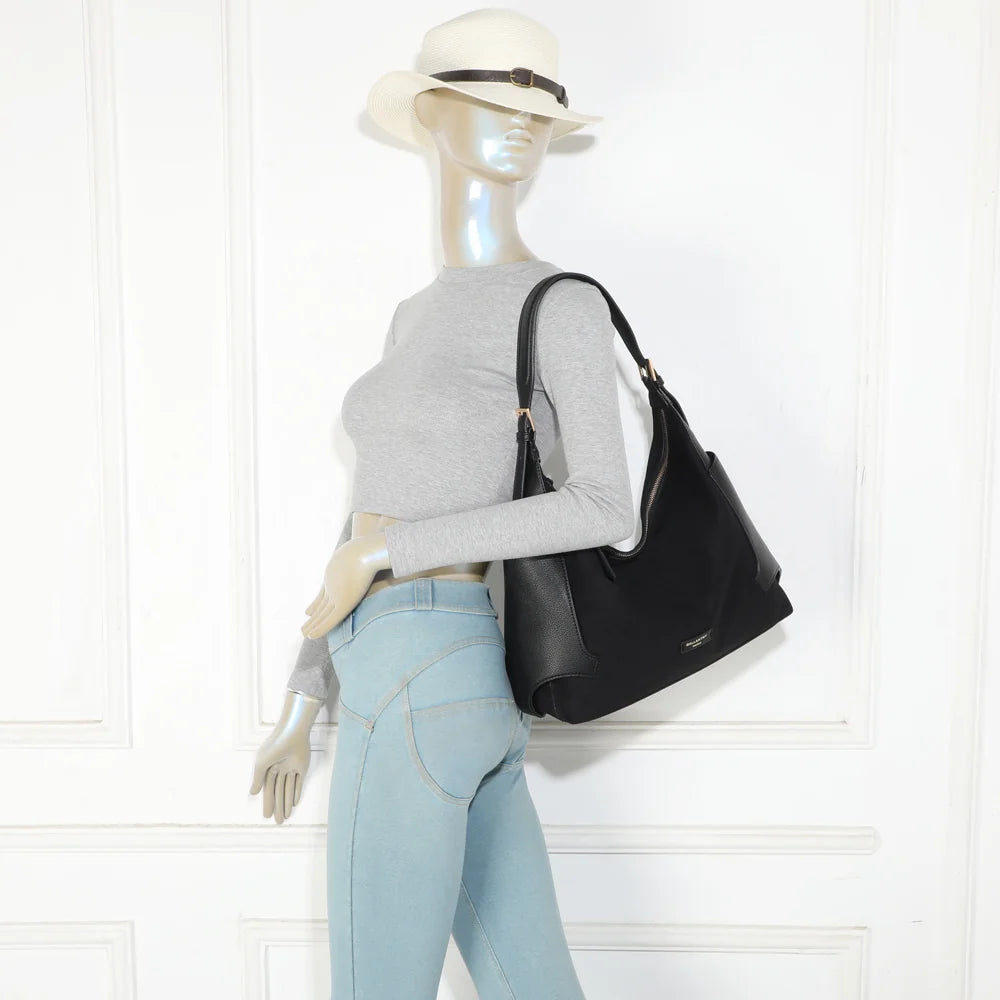 Le Marsala noir porté épaule par une femme, anse réglable ajustée à la silhouette – réf. JC-53009