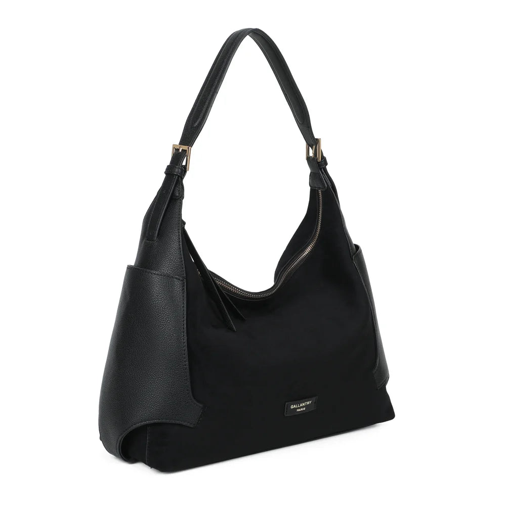 Le Marsala noir de trois quarts : poche latérale en simili cuir grainé et anse réglable à boucle – réf. JC-53009