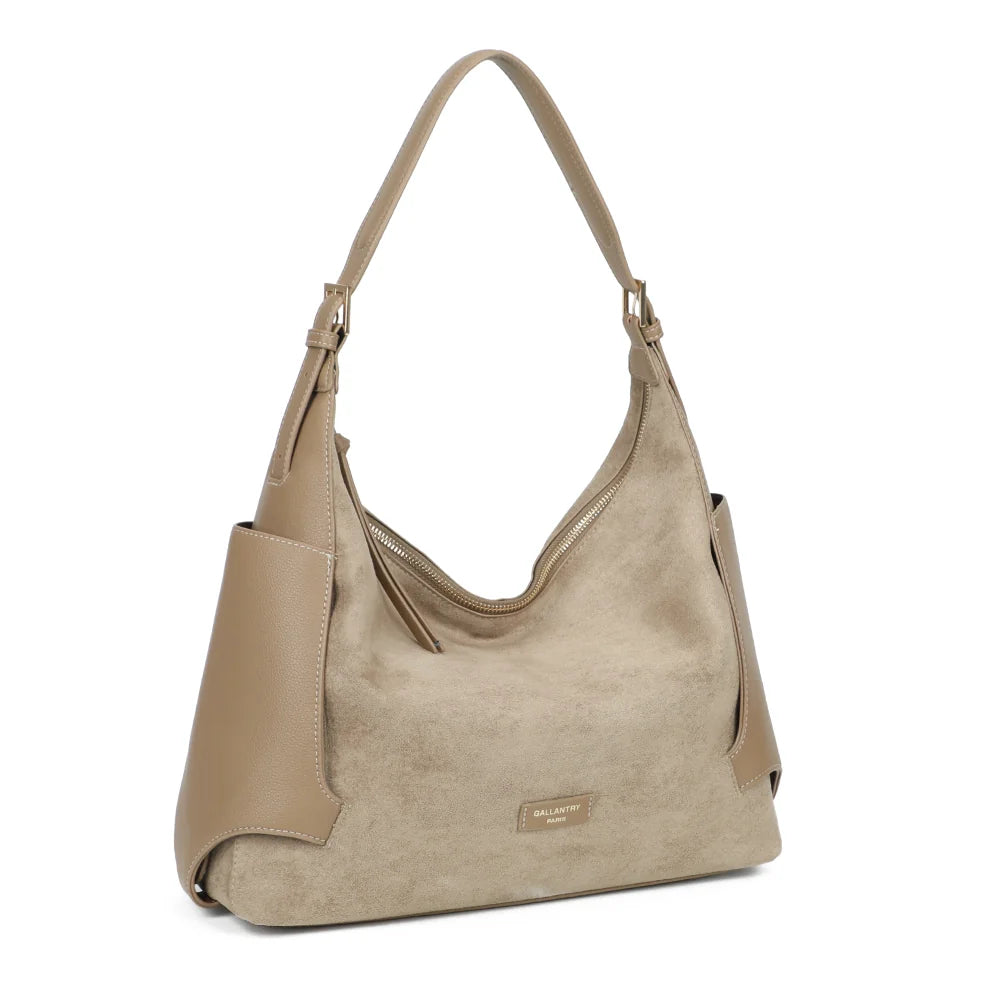 Le Marsala taupe foncé de trois quarts : poche latérale en simili cuir grainé et anse réglable à boucle – réf. JC-53009