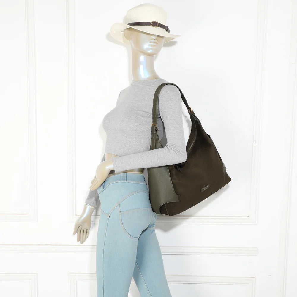 Le Marsala vert foncé porté épaule par une femme, anse réglable ajustée à la silhouette – réf. JC-53009