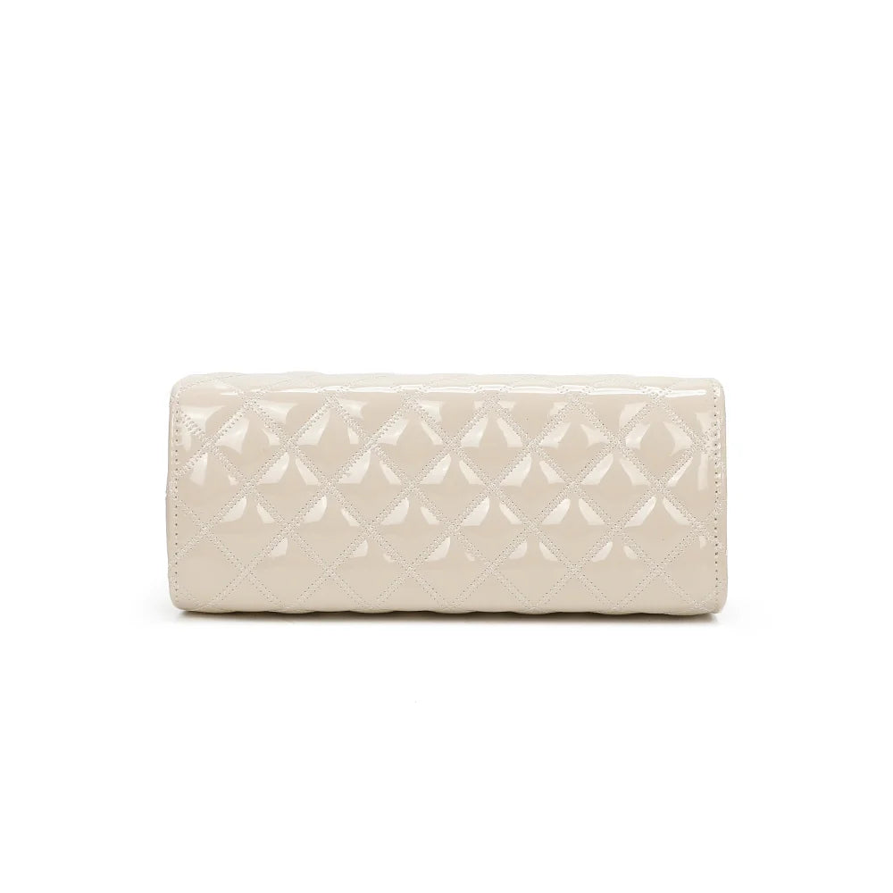Vue du dessous du Matelassé Chic beige, finition brillante effet verni assortie au reste du sac – réf. C-0169-1
