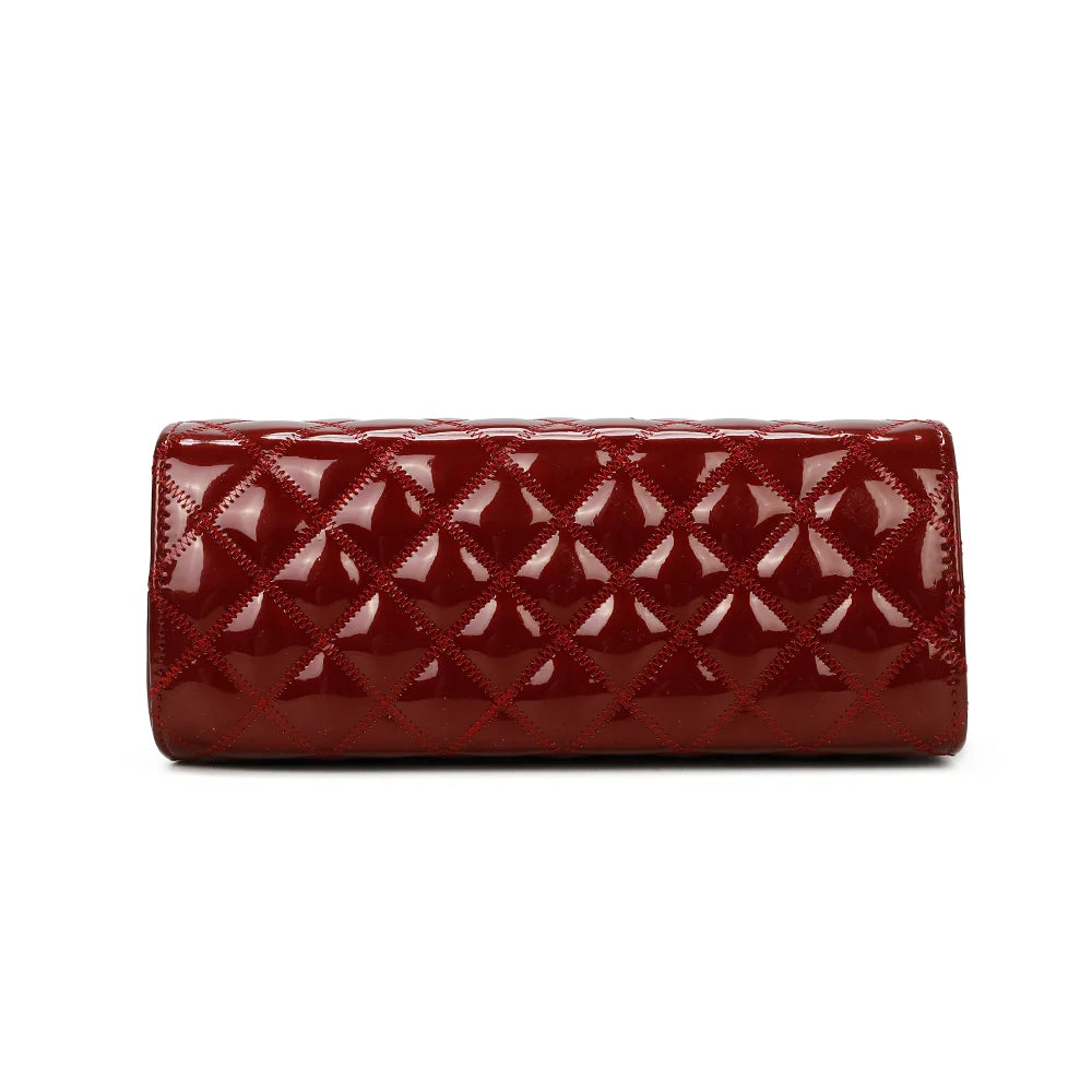 Vue du dessous du Matelassé Chic rouge foncé, finition brillante effet verni assortie au reste du sac – réf. C-0169-1