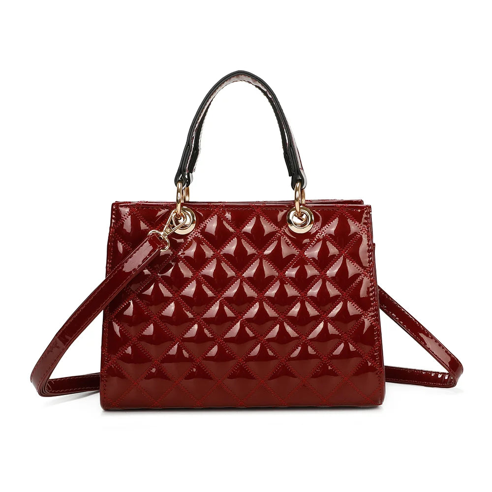 Dos du Matelassé Chic rouge foncé, motif matelassé en relief et finition brillante effet verni – réf. C-0169-1