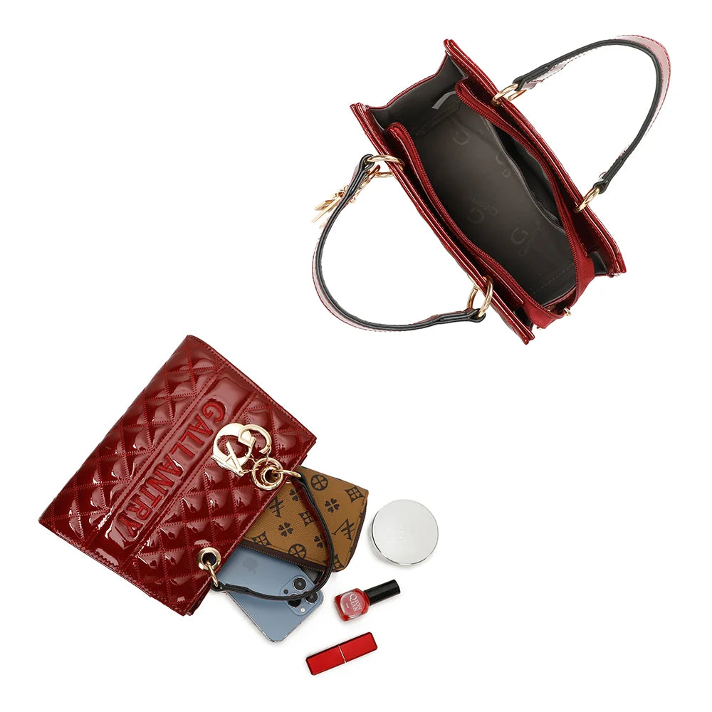 Intérieur du Matelassé Chic rouge foncé : fermeture zippée et place pour smartphone et maquillage – réf. C-0169-1