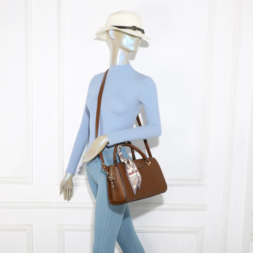 Sac à main femme Le Mazarine marron foncé porté à la main ou à l’épaule grâce à sa bandoulière amovible – réf. M-9446