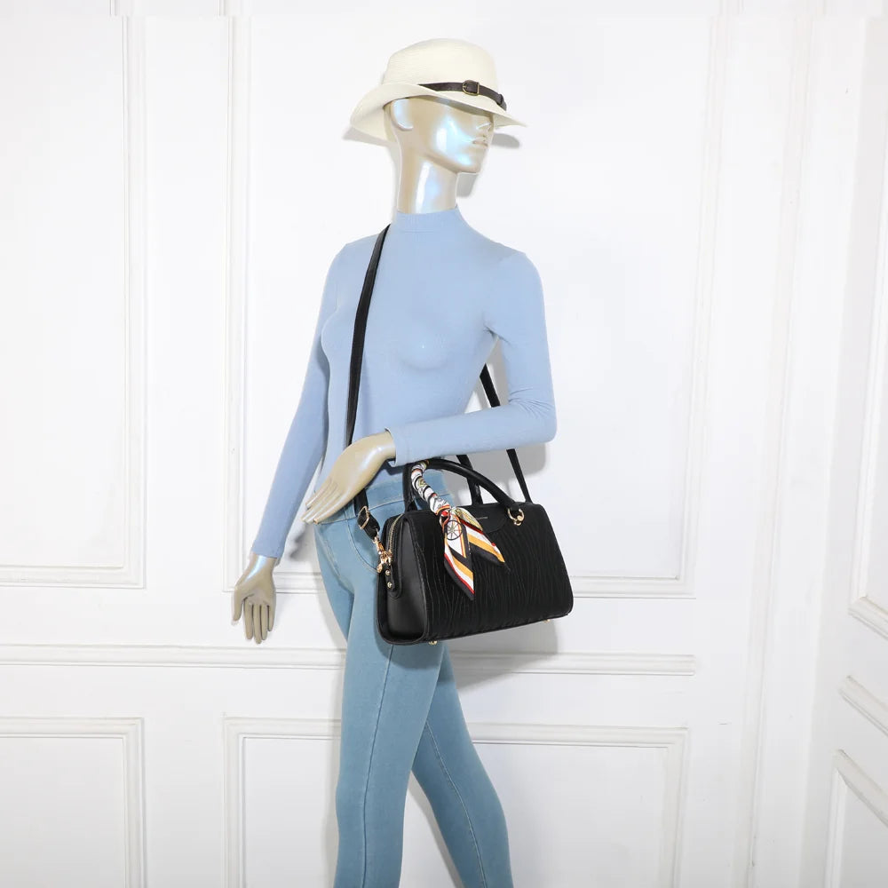 Sac à main femme Le Mazarine noir porté à la main ou à l’épaule grâce à sa bandoulière amovible – réf. M-9446