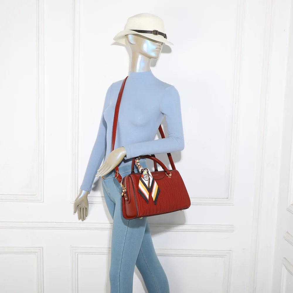 Sac à main femme Le Mazarine rouge foncé porté à la main ou à l’épaule grâce à sa bandoulière amovible – réf. M-9446