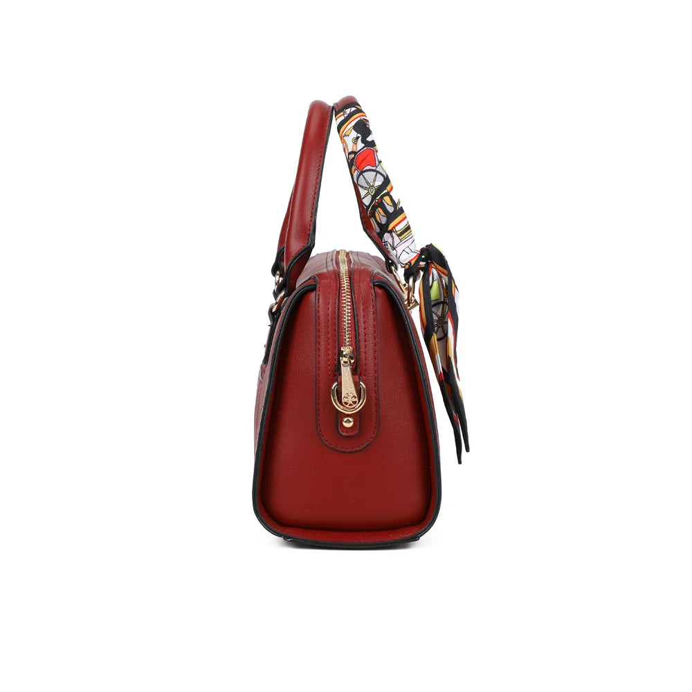 Profil du Mazarine rouge foncé : côté structuré et mousqueton doré pour accrocher la bandoulière amovible – réf. M-9446