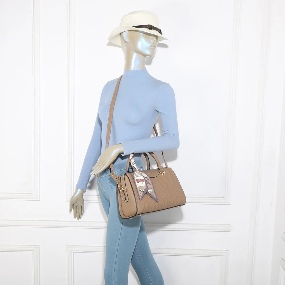 Sac à main femme Le Mazarine taupe foncé porté à la main ou à l’épaule grâce à sa bandoulière amovible – réf. M-9446
