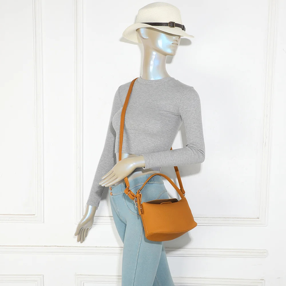 Le Mélaris jaune foncé porté par une femme : petit sac à main à l’épaule ou en bandoulière amovible – réf. A-9182