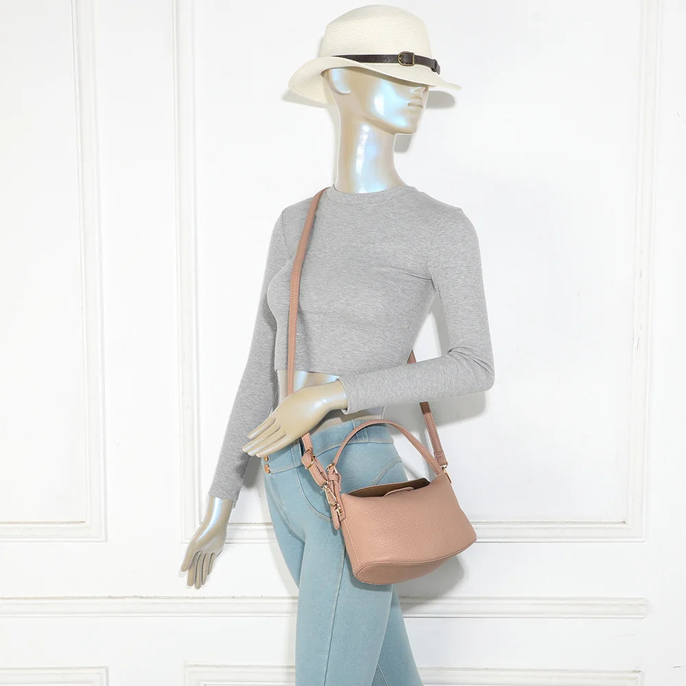Le Mélaris rose foncé porté par une femme : petit sac à main à l’épaule ou en bandoulière amovible – réf. A-9182
