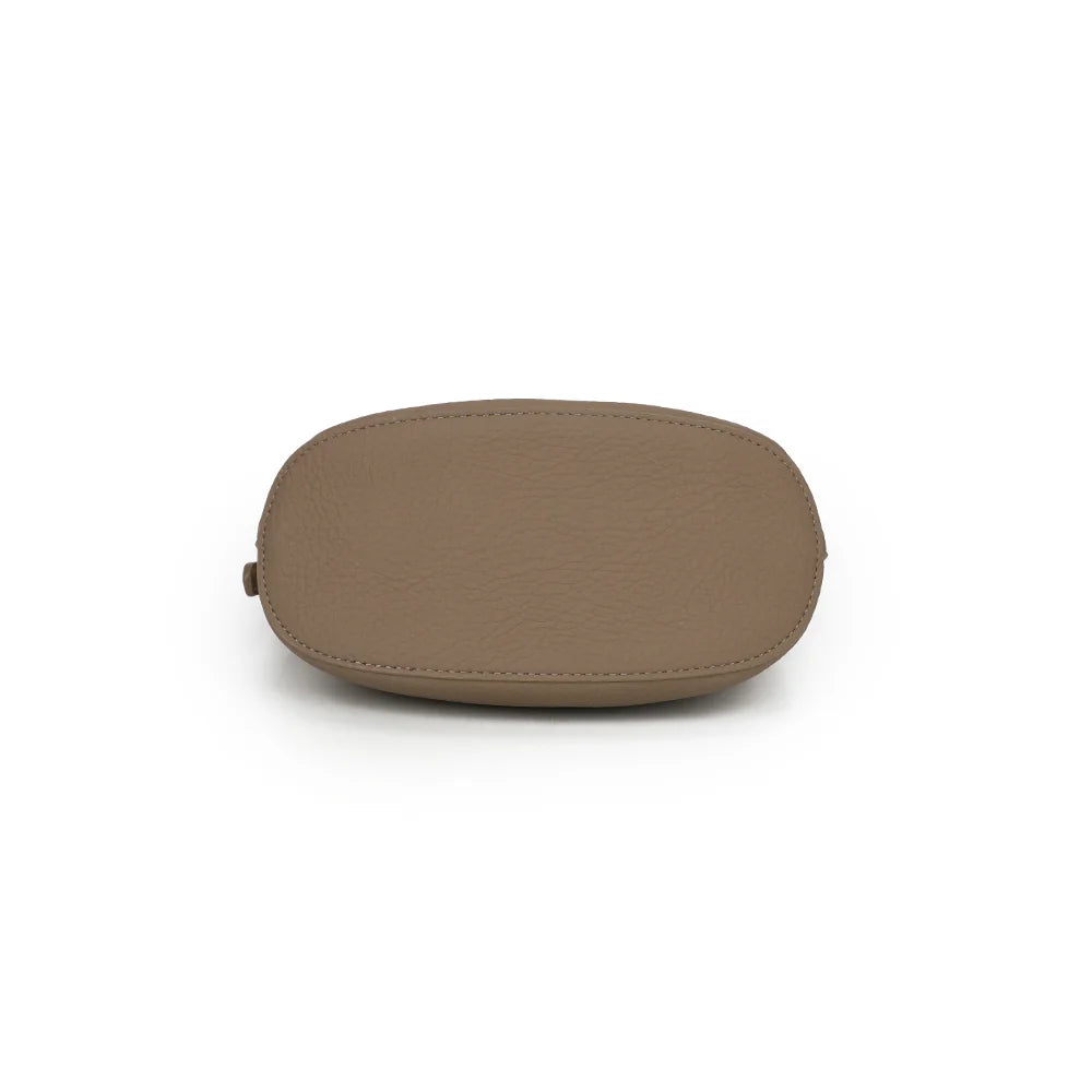 Dessous du Mélaris taupe foncé : base arrondie en simili cuir grainé, dans la continuité de la silhouette – réf. A-9182