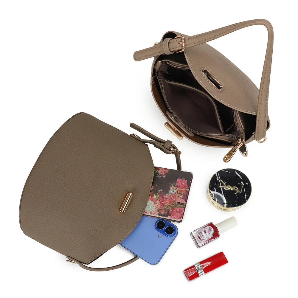 Intérieur du Mélaris taupe foncé : compartiments et poche zippée pour ranger téléphone, rouge à lèvres et poudrier – réf. A-9182