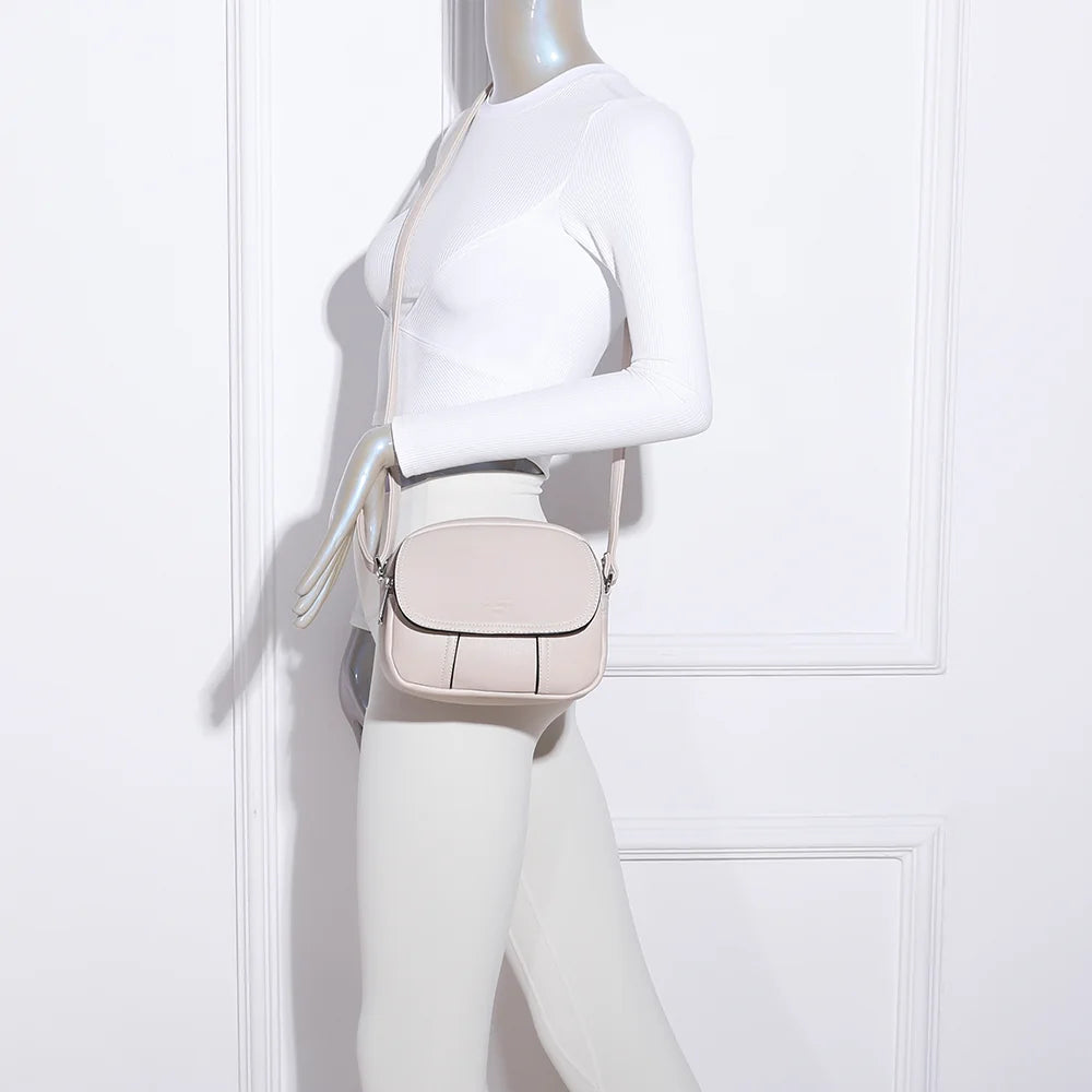 Le Mélina beige porté en bandoulière par une femme, compact et discret au quotidien – réf. KJ-62004