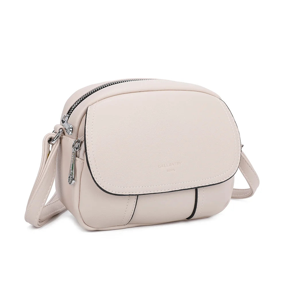 Le Mélina beige vu de trois quarts : silhouette compacte arrondie et curseurs de zip argentés – réf. KJ-62004