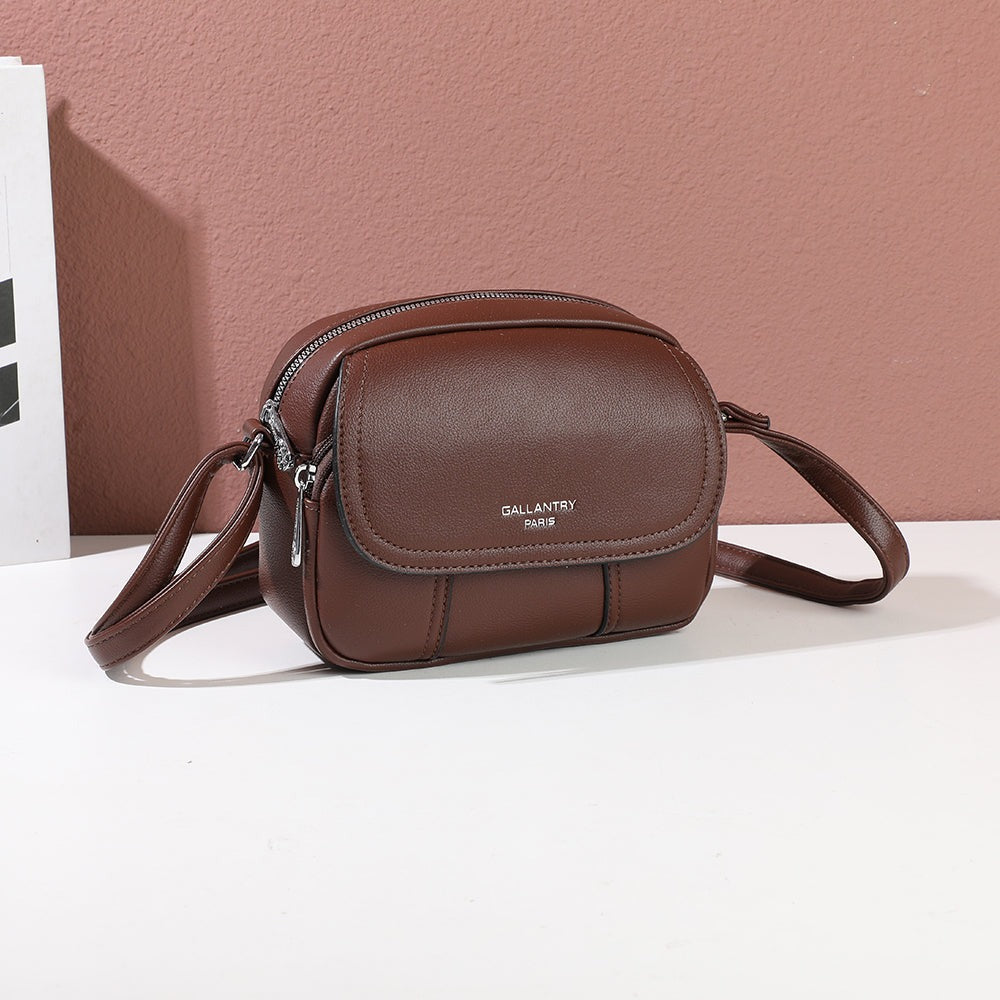 Sac bandoulière Le Mélina coloris Coffee posé dans un décor d’intérieur – visuel d’ambiance créé avec l’IA – Gallantry Paris