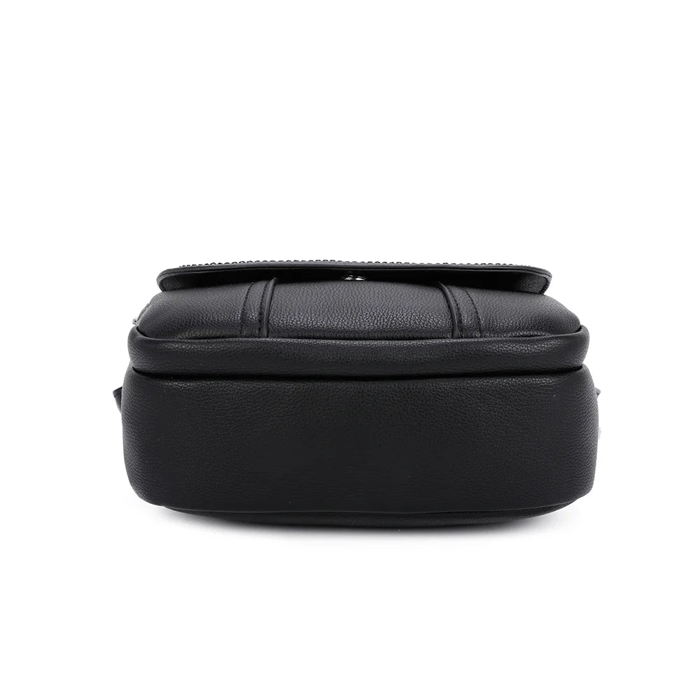Dessous du sac Le Mélina noir, finition soignée en synthétique à la texture lisse – réf. KJ-62004