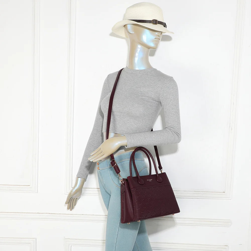 Sac à main femme Le Mélys bordeaux porté, à la main ou en bandoulière grâce à sa sangle amovible – réf. R-2072