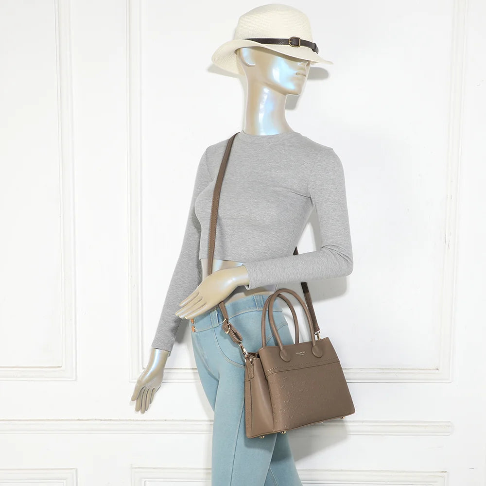 Sac à main femme Le Mélys taupe foncé porté, à la main ou en bandoulière grâce à sa sangle amovible – réf. R-2072