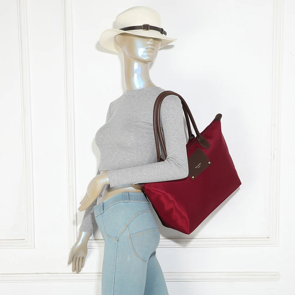 Sac cabas femme Le Meralis bordeaux porté à l’épaule grâce à ses longues anses marron – réf. Z-06-1