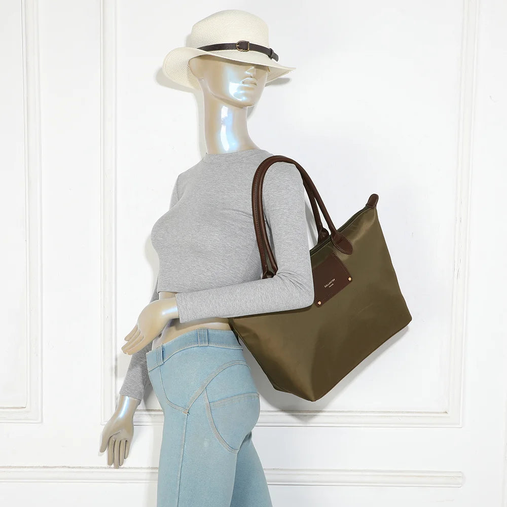 Sac cabas femme Le Meralis vert foncé porté à l’épaule grâce à ses longues anses marron – réf. Z-06-1